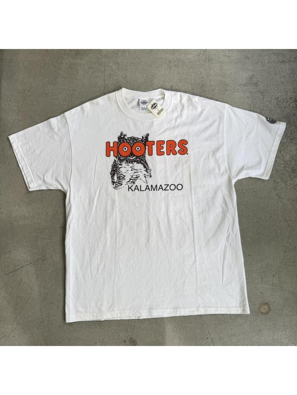 Vintage 90 Hooters Kalamazoo Delightfully Tacky Yet Unrefined Graphic T Shirt
